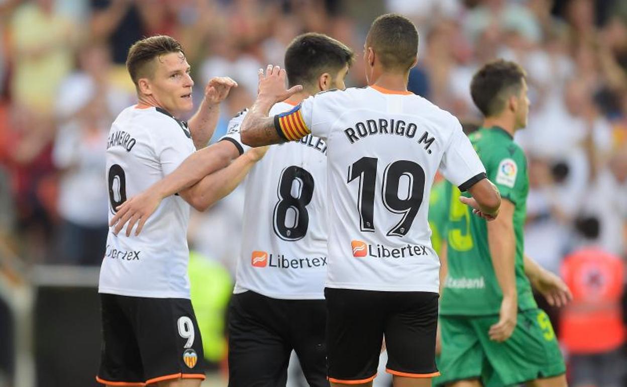 Gameiro celebra junto a Carlos Soler y Rodrigo Moreno el gol del Valencia.