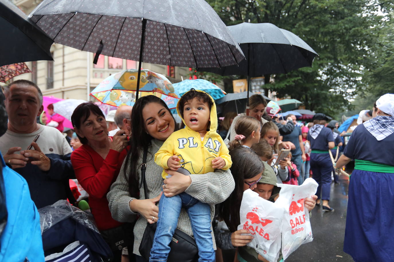 Miles de personas han desafiado al mal tiempo para acompañarla desde la plaza Circular al Sagrado Corazón. 