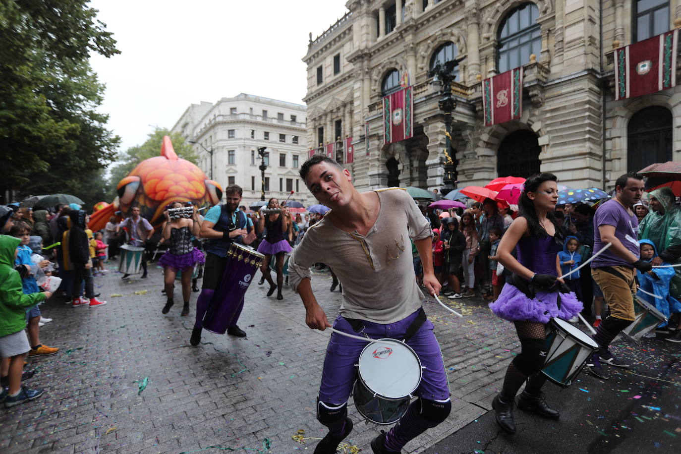Miles de personas han desafiado al mal tiempo para acompañarla desde la plaza Circular al Sagrado Corazón. 