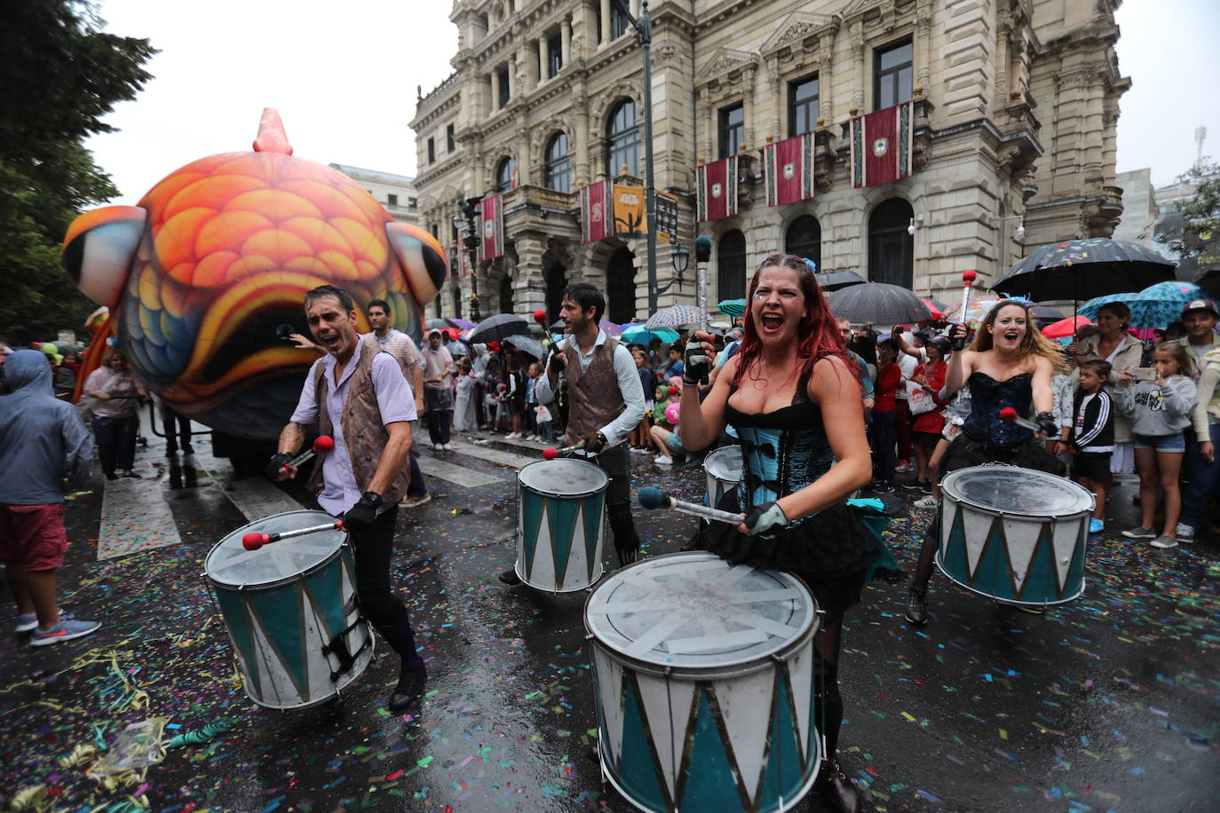 Miles de personas han desafiado al mal tiempo para acompañarla desde la plaza Circular al Sagrado Corazón. 
