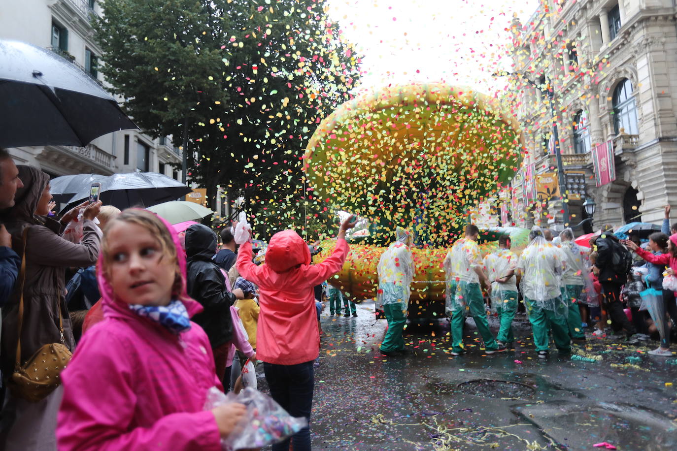 Miles de personas han desafiado al mal tiempo para acompañarla desde la plaza Circular al Sagrado Corazón. 
