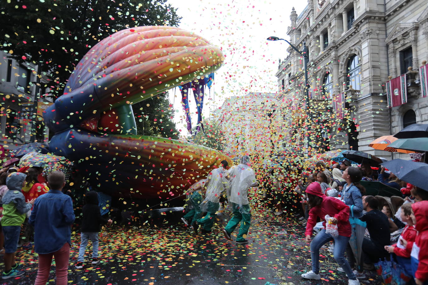 Miles de personas han desafiado al mal tiempo para acompañarla desde la plaza Circular al Sagrado Corazón. 