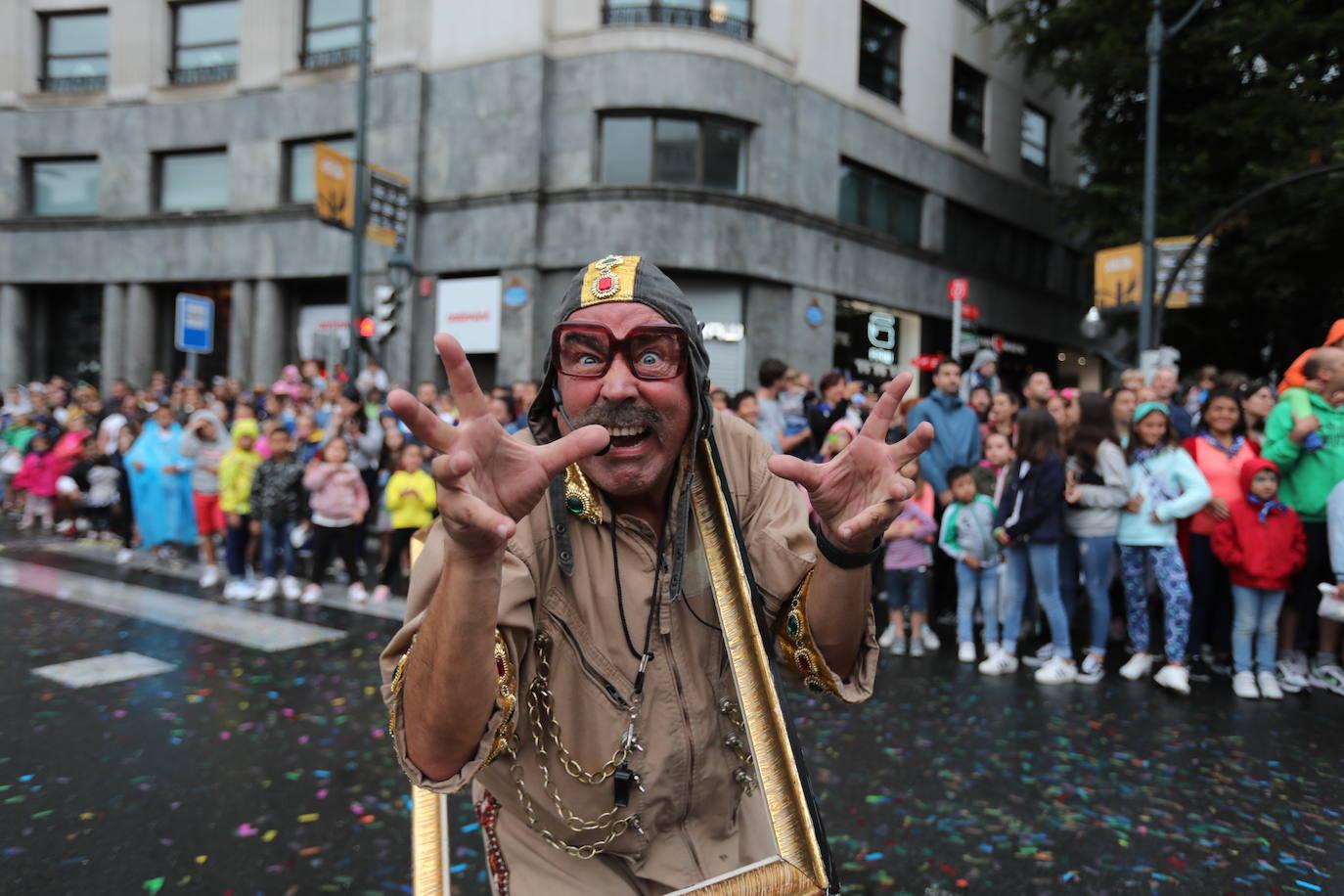Miles de personas han desafiado al mal tiempo para acompañarla desde la plaza Circular al Sagrado Corazón. 