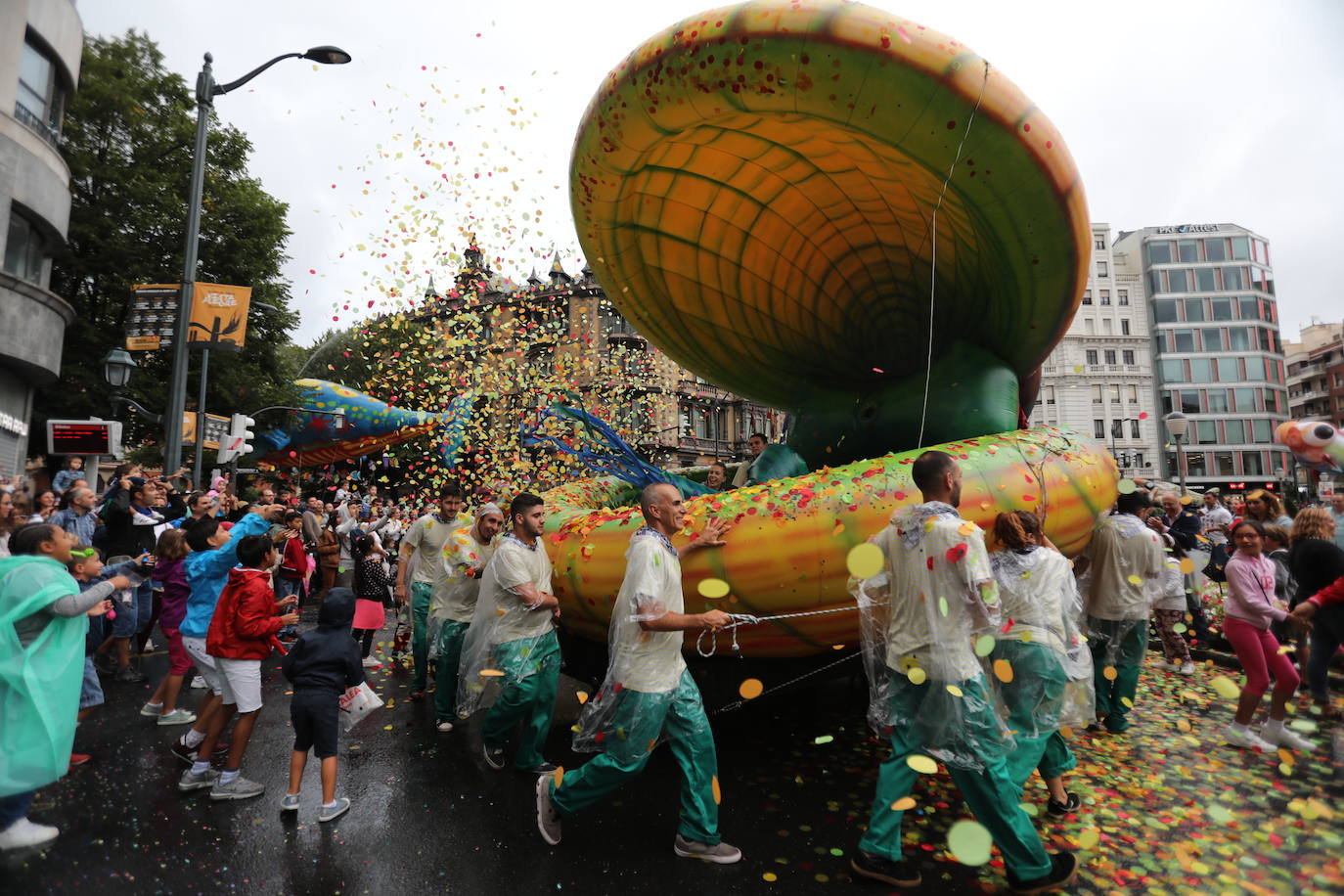 Miles de personas han desafiado al mal tiempo para acompañarla desde la plaza Circular al Sagrado Corazón. 