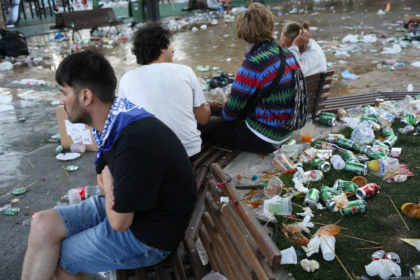 Los operarios trabajan a fondo para eliminar la suciedad de las inmediaciones del Teatro Arriaga tras la primera jornada festiva. 