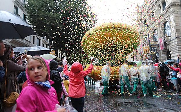 Imagen. Lluvia de confeti a cargo de la Txirla.