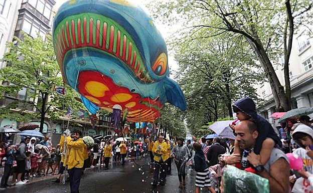 Chubasqueros y paraguas para recibir a Baly en Gran Vía. 