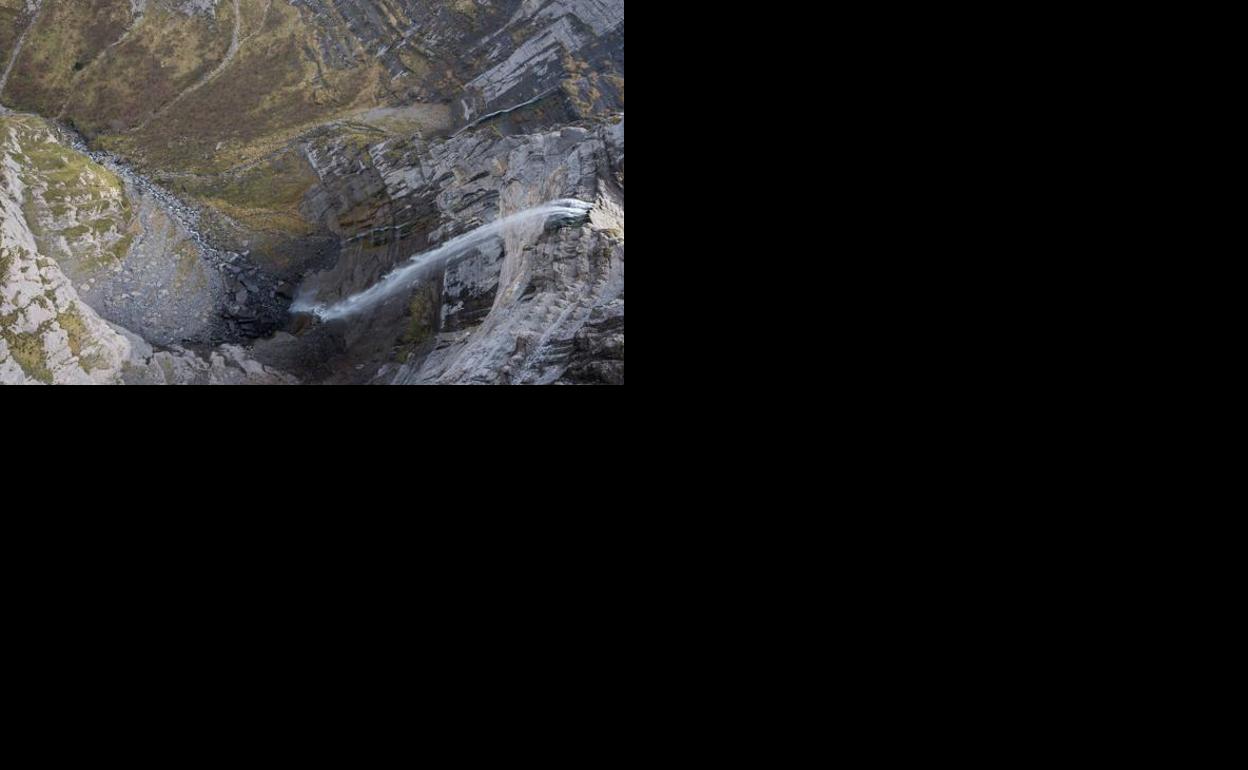 Espectacular cascada del Salto del Nervión, en el Monte Santiago, a vista de pájaro.