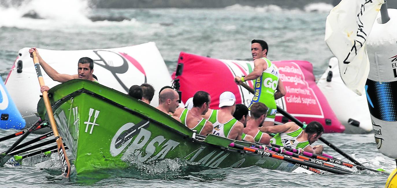 El proa de Hondarribia, Gonzalo Carrión, trinca el remo para realizar la segunda ciaboga en la Ikurriña de Zarautz.