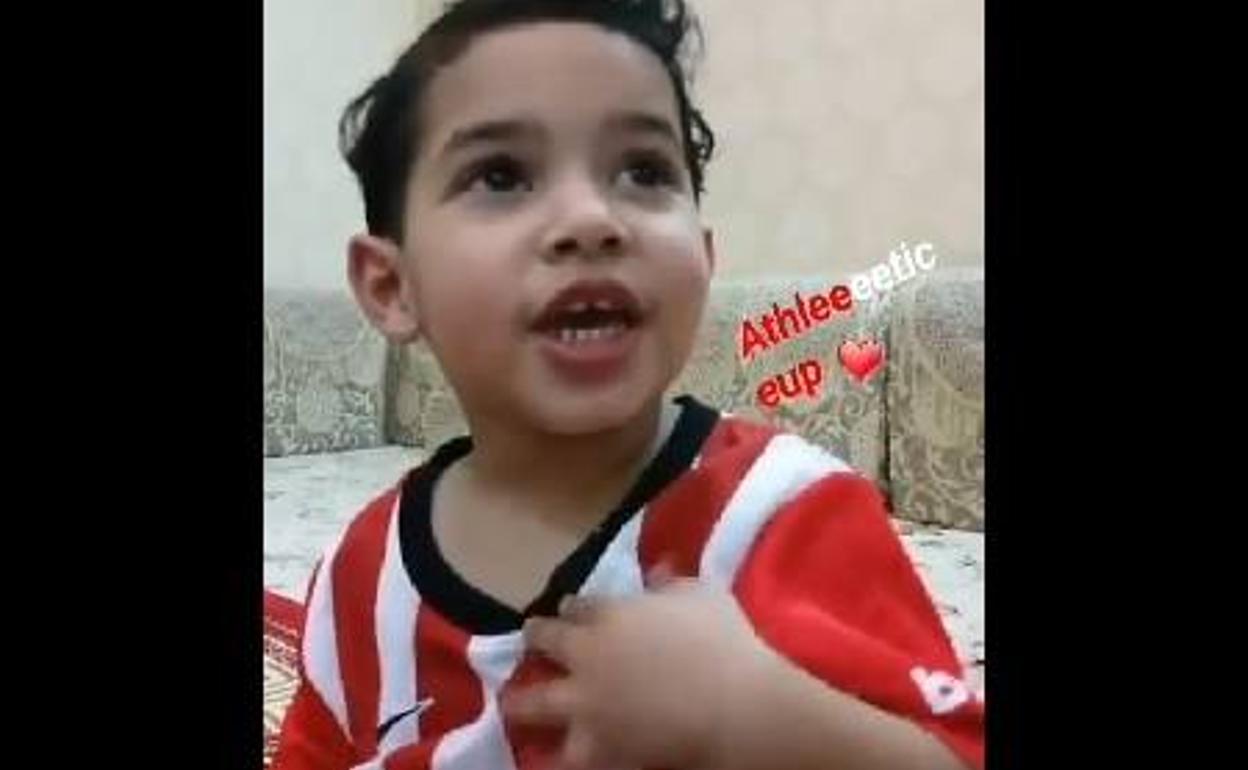 El pequeño es un gran seguidor del Athletic.