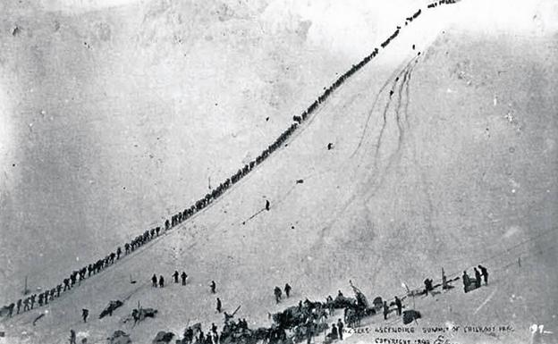 Como hormigas.Los buscadores ascienden con sus fardos por los peldaños helados de la Escalera Dorada, en el paso Chilkoot.