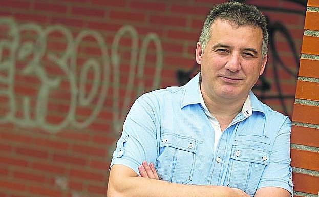 Rafa Pueyo posa durante la entrevista de ayer con EL CORREO.