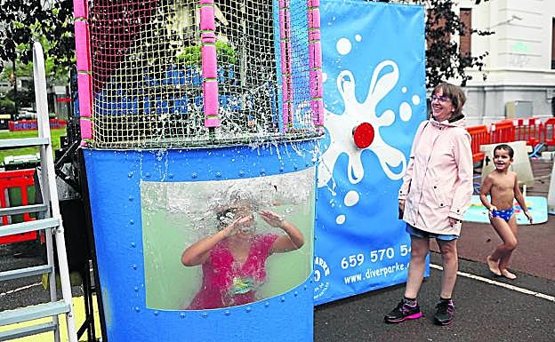 El Txikigune ofrece a sus visitantes la posibilidad de sumergir a alguien en un tanque de agua si aciertan con una pelota en una diana. 