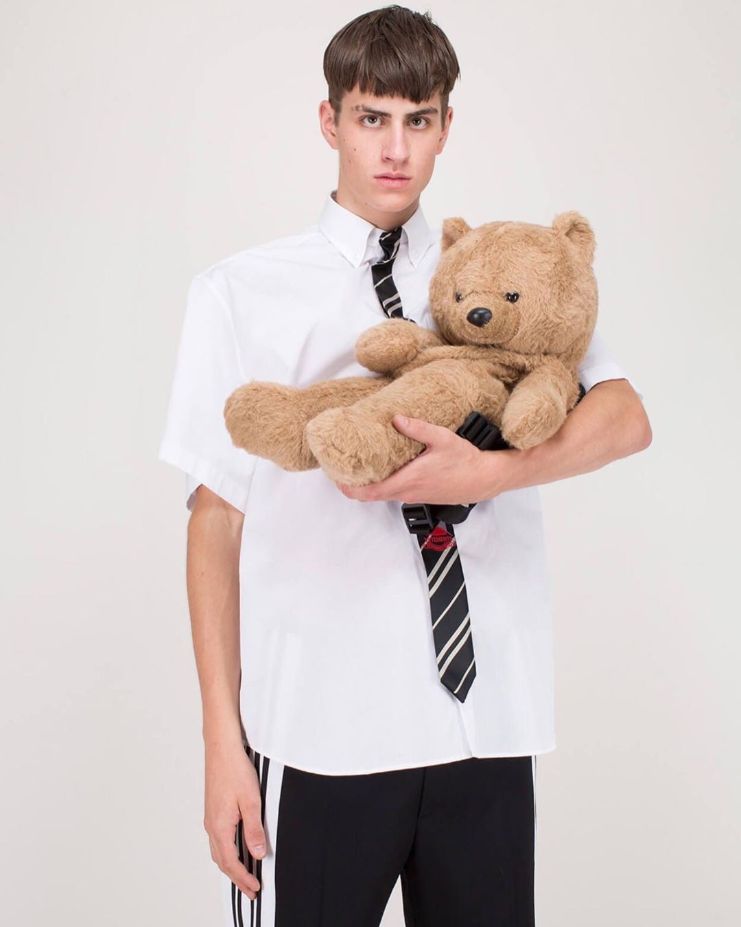 La firma georgiana de lujo Vetements vuelve a sorprender con su última extravagancia