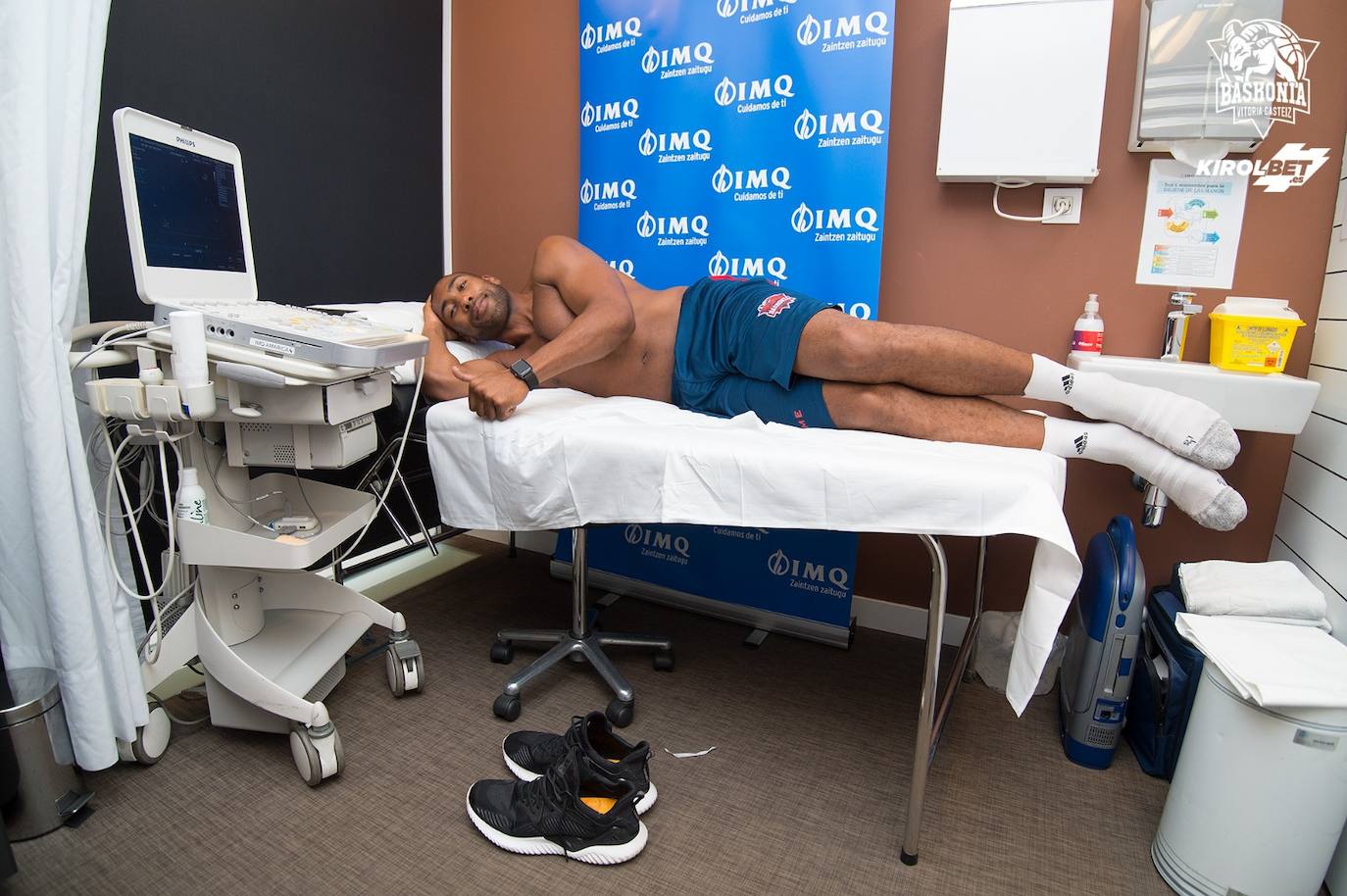 Fotos: Los jugadores del Baskonia pasan las pruebas médicas
