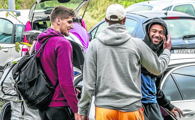 Ajdin Penava y Shavon Shields saludan a Pierria Henry a su llegada al Bakh.