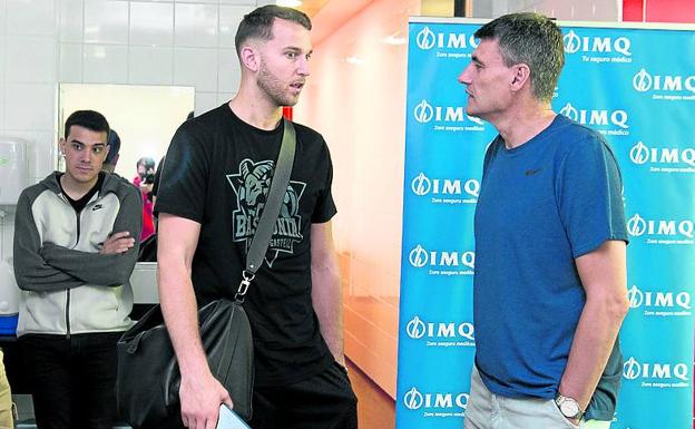 Stauskas en su primera charla con su entrenador, Velimir Perasovic.