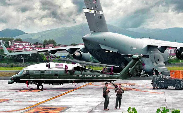 El 'Marine One' llegó al aeropuerto de Hondarribia en la 'panza' de un Boeing C-17 del Ejército de Estados Unidos. 