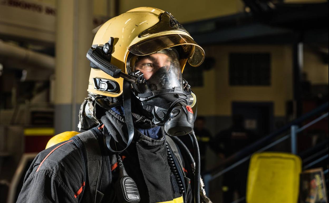 Un bombero de Vitoria con su uniforme. 