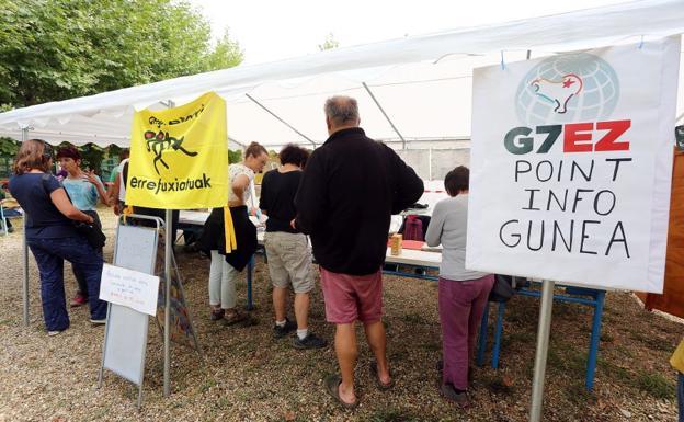 El punto de información del campamento de Urruña recibió ayer a los primeros activistas.