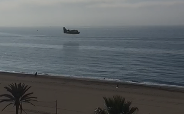 Hidroaviones en la playa de Estepona por otro fuego