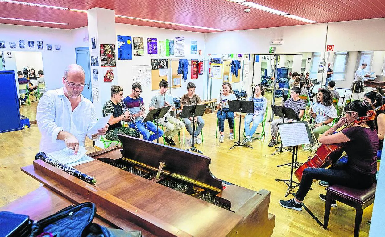 El músico belga Jaan Bossier prepara sus clases de música de cámara mientras los jóvenes clarinetistas ensayan.