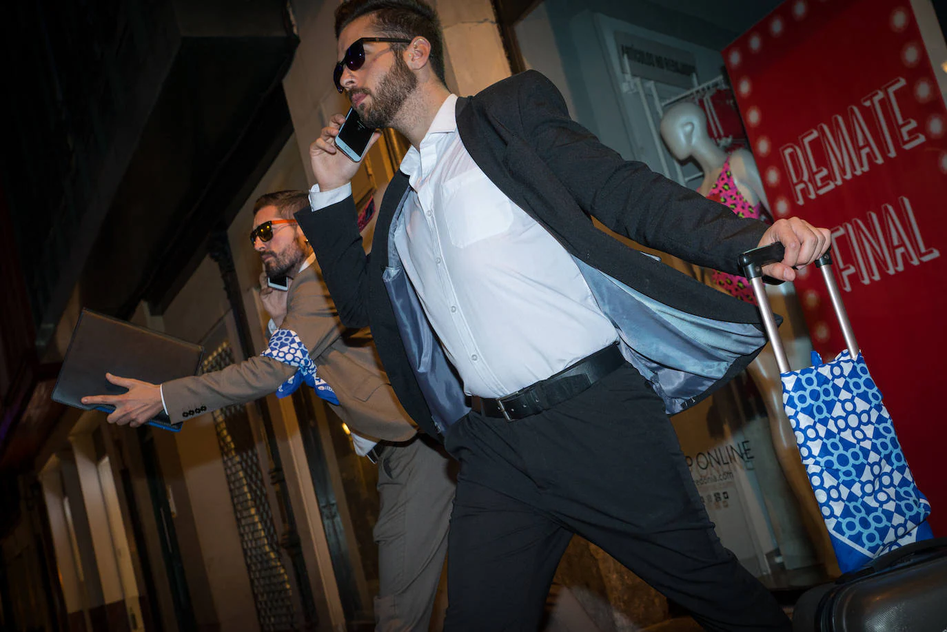 21.- ¡HASTA EN LA MALETA! David Ruiz, almeriense de 28 años, y Jesús Alegre, de 20 años y residente en Ciudad Real, son dos actores urbanos que visitan por primera vez Aste Nagusia para sorprender con su arte a bilbaínos y visitantes. Ellos también han innovado con su particular forma de llevar los pañuelos: David en el brazo y Jesús anudado a su maleta.