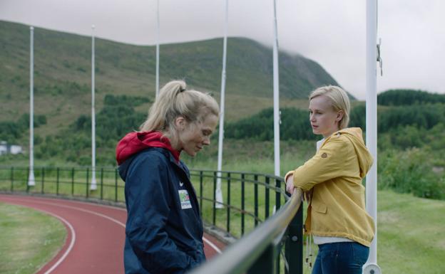 Helena Mikkelsen entrena a un equipo de fútbol masculino que acaba de ascender a primera. 