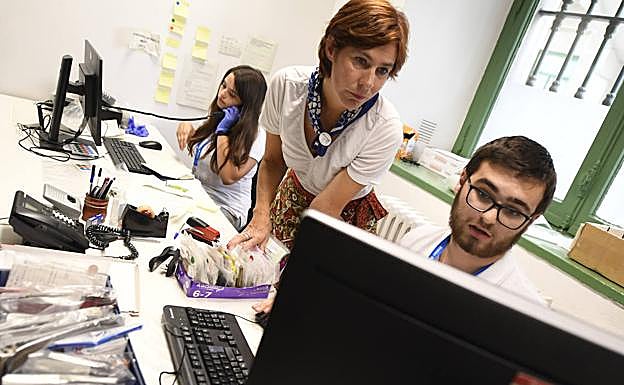 Amaia Arregi observa la base de datos con los detalles de los objetos depositados. 