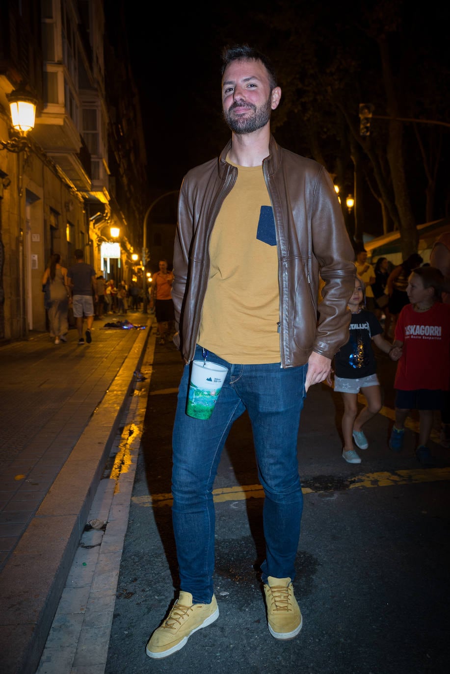 Juan Santxo, valenciano de 34 años que vive en Bilbao desde hace cinco, lleva una cazadora marrón de cuero de Massimo Dutti, una camiseta amarilla con un bolsillo azul de Sfera, una vaquero de Levis y unas playeras Reebok.