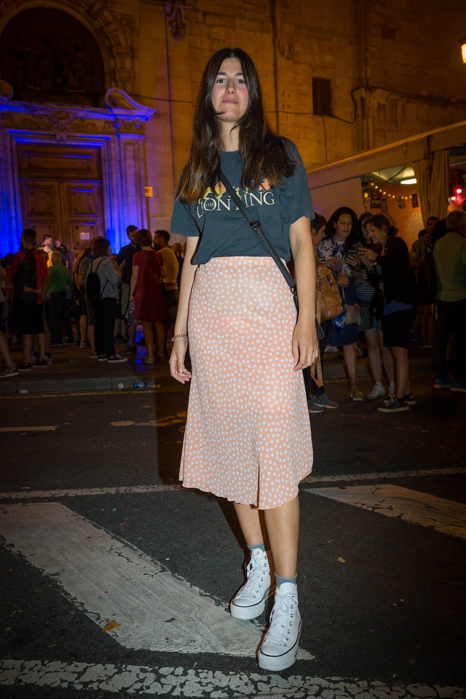 Naia Redondo, basauritarra de 24 años, luce una camiseta de 'El Rey León' de Pull&Bear, una falda de lunares que se compró en una tienda de segunda mano y unas Converse blancas.