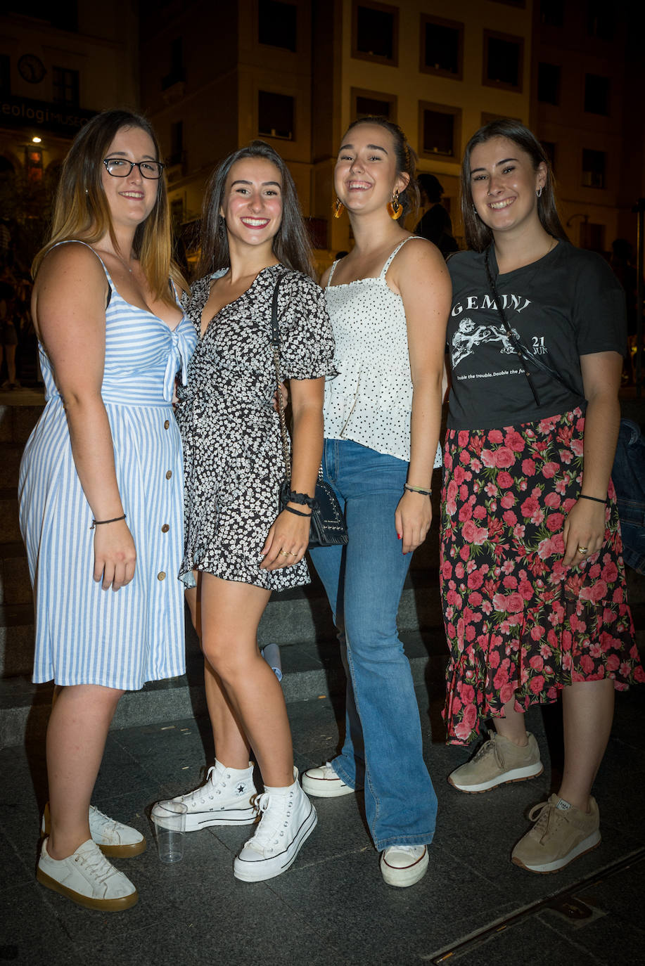 A Marina Zaldibar, 19 años y de Mungia, Line Goiriena, de su misma edad y de Armintza, al igual que Anne Bilbao y Julene Madariaga, les gusta salir por las txosnas con un "estilo elegante, pero callejero". 