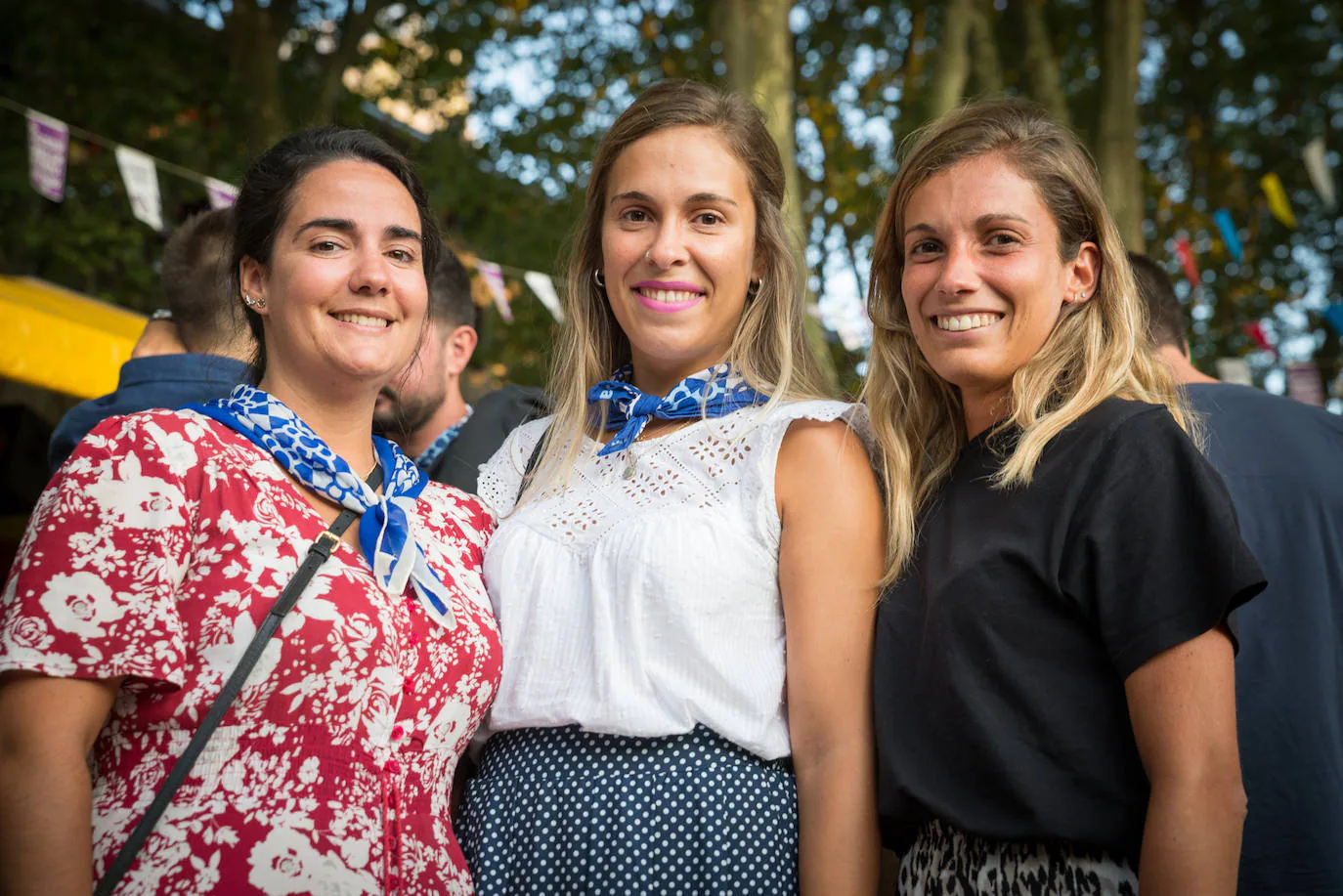 Sandra Redondo, de 28 años, luce un vestido rojo con flores blancas de Shein, su amiga Sandra Sánchez, de la misma edad, se decanta por los lunares con esta falda de Stradivarius y Patricia Losa ha elegido para la ocasión una falda de leopardo de Subdued.