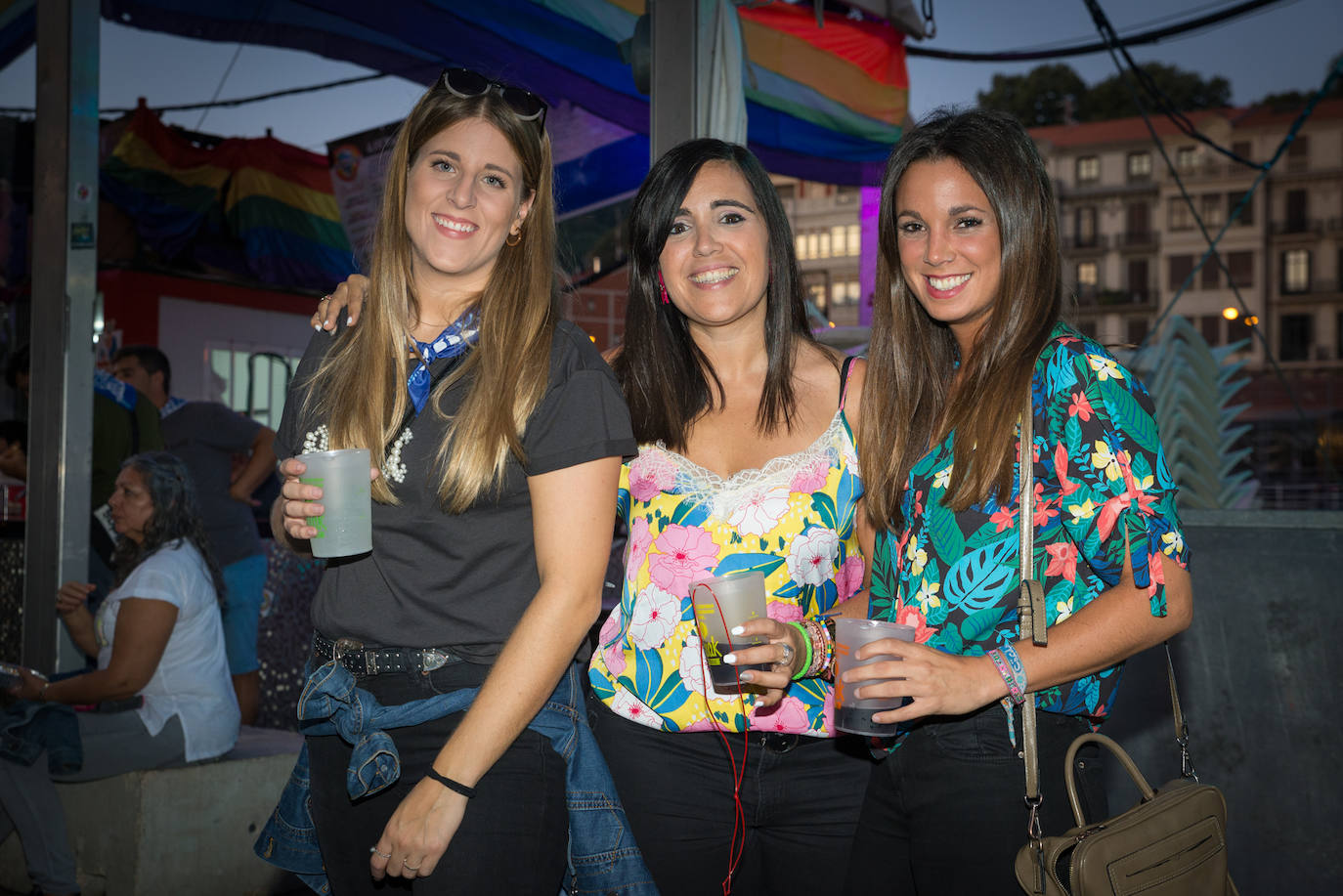 Las amigas Cristina Martín, Ana Rodríguez y Nekane Fernández tienen muy claro cuál es el look que hay que llevar en txosnas: "Hay que ponerse playeras, un pantalón oscuro por si te tiran el katxi encima y una camiseta con la que te veas favorecida", aseguran.