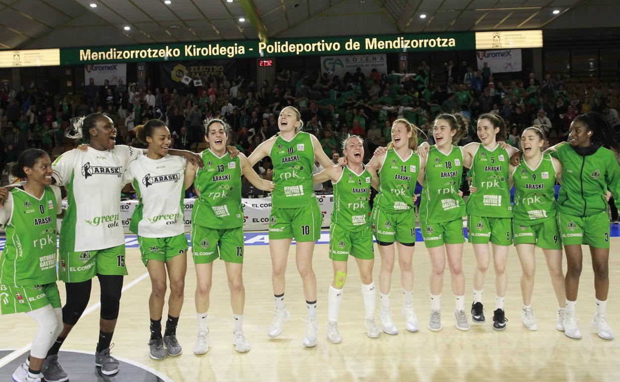 Jugadoras del Araski se despiden de la afición al final de la pasada temporada. 