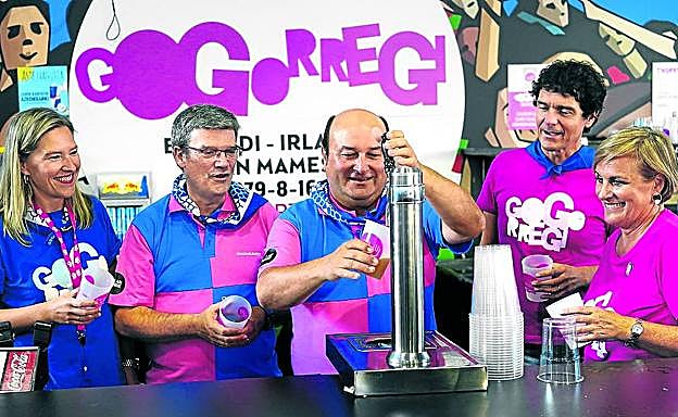 Ana Otadui, Aburto, Andoni Ortuzar, Unai Rementeria e Itxaso Atutxa, en la txosna del PNV.