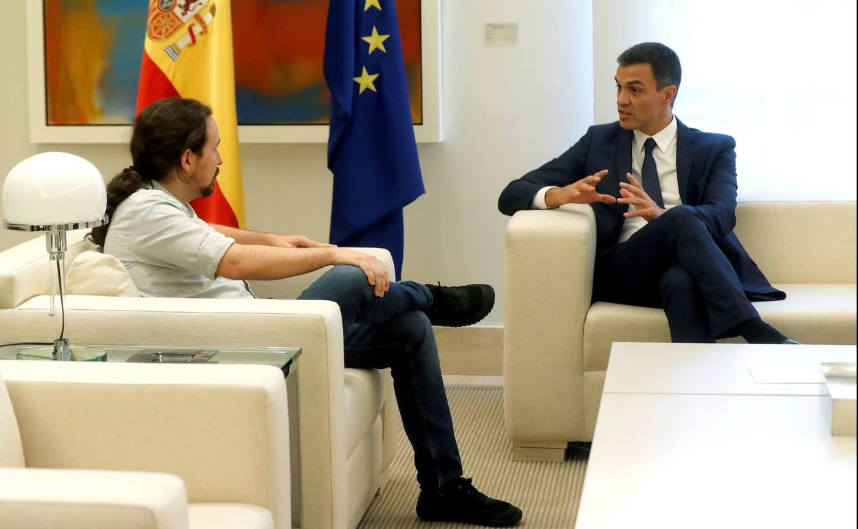 Pedro Sánchez y Pablo Iglesias, durante un encuentro mantenido el año pasado en La Moncloa.