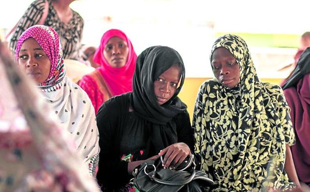 Kibibi (de negro), embarazada de dos meses, espera para pasar su primera consulta. 