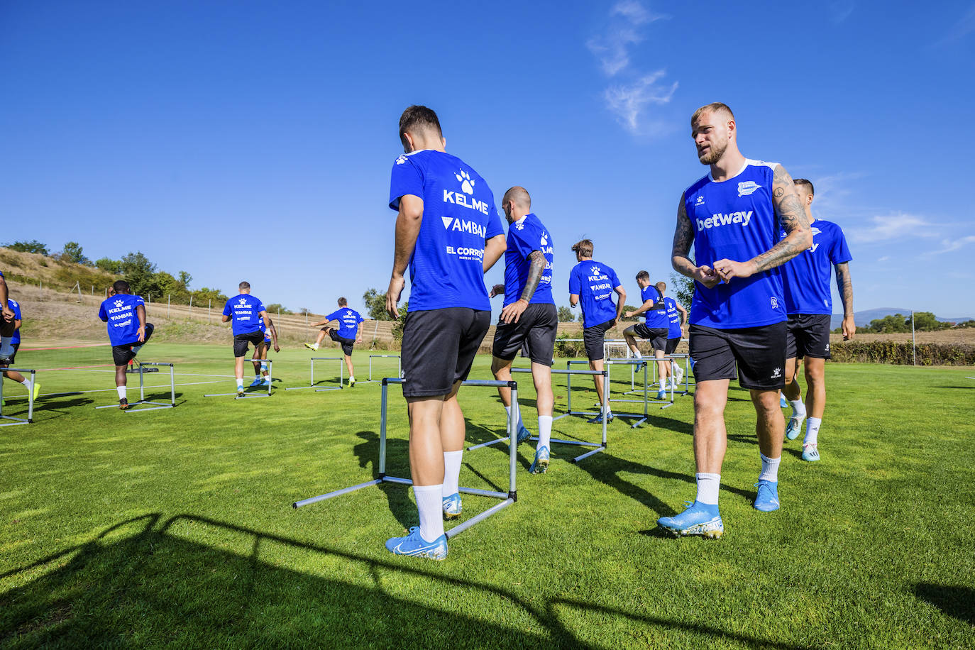 El equipo albiazul ha entrenado este viernes en Ibaia con la ausencia del central chileno, que ha viajado a Mónaco para formalizar su traspaso