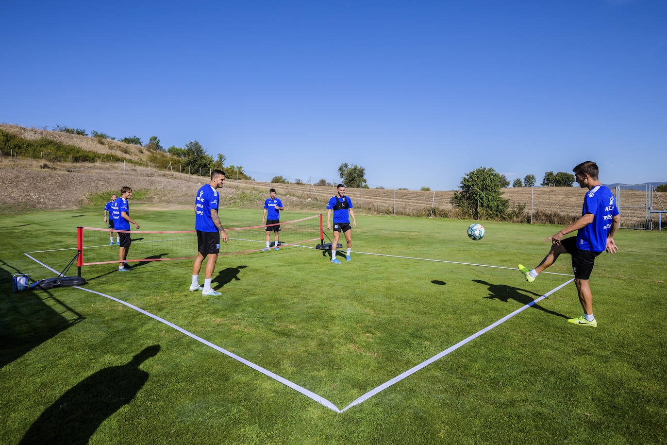 El equipo albiazul ha entrenado este viernes en Ibaia con la ausencia del central chileno, que ha viajado a Mónaco para formalizar su traspaso