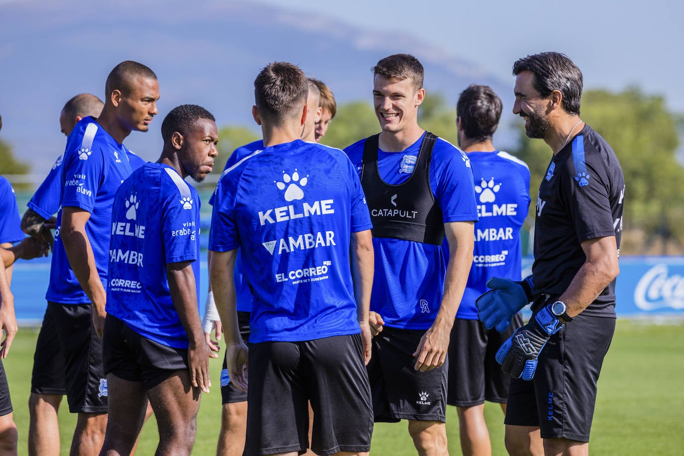 El equipo albiazul ha entrenado este viernes en Ibaia con la ausencia del central chileno, que ha viajado a Mónaco para formalizar su traspaso