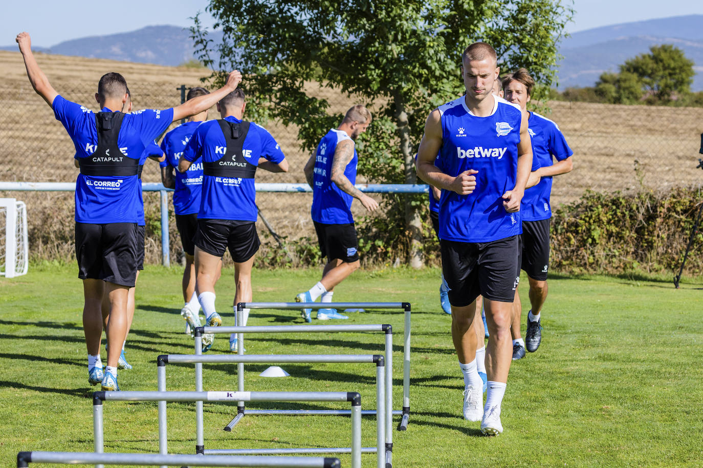 El equipo albiazul ha entrenado este viernes en Ibaia con la ausencia del central chileno, que ha viajado a Mónaco para formalizar su traspaso