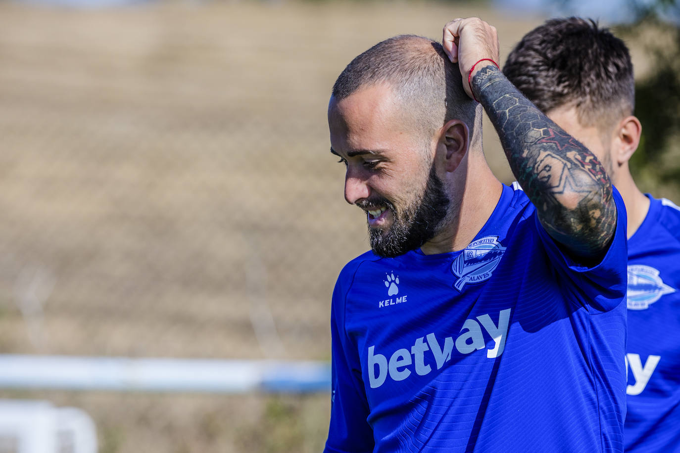 El equipo albiazul ha entrenado este viernes en Ibaia con la ausencia del central chileno, que ha viajado a Mónaco para formalizar su traspaso