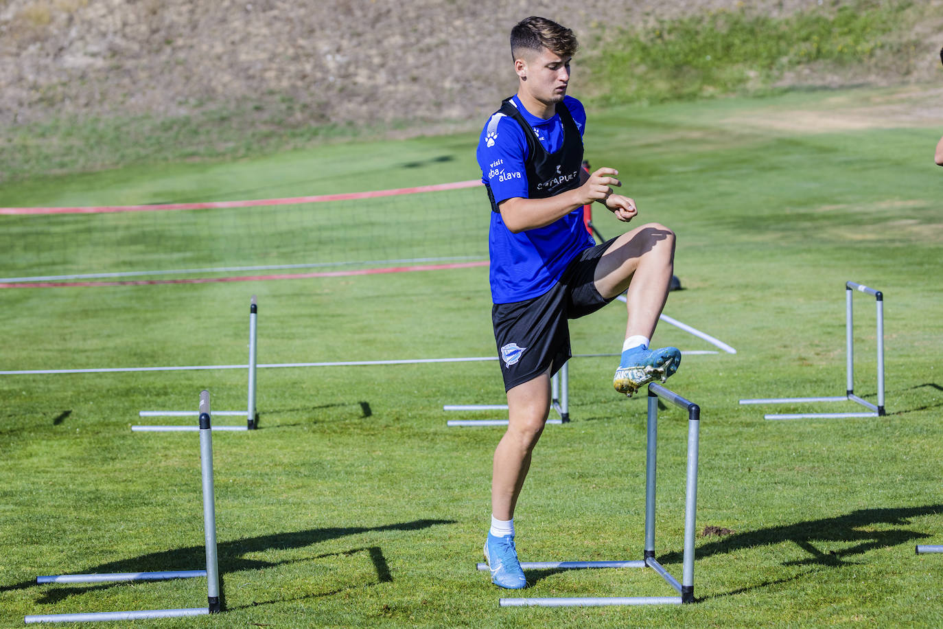 El equipo albiazul ha entrenado este viernes en Ibaia con la ausencia del central chileno, que ha viajado a Mónaco para formalizar su traspaso