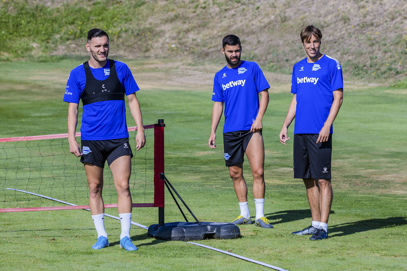 El equipo albiazul ha entrenado este viernes en Ibaia con la ausencia del central chileno, que ha viajado a Mónaco para formalizar su traspaso