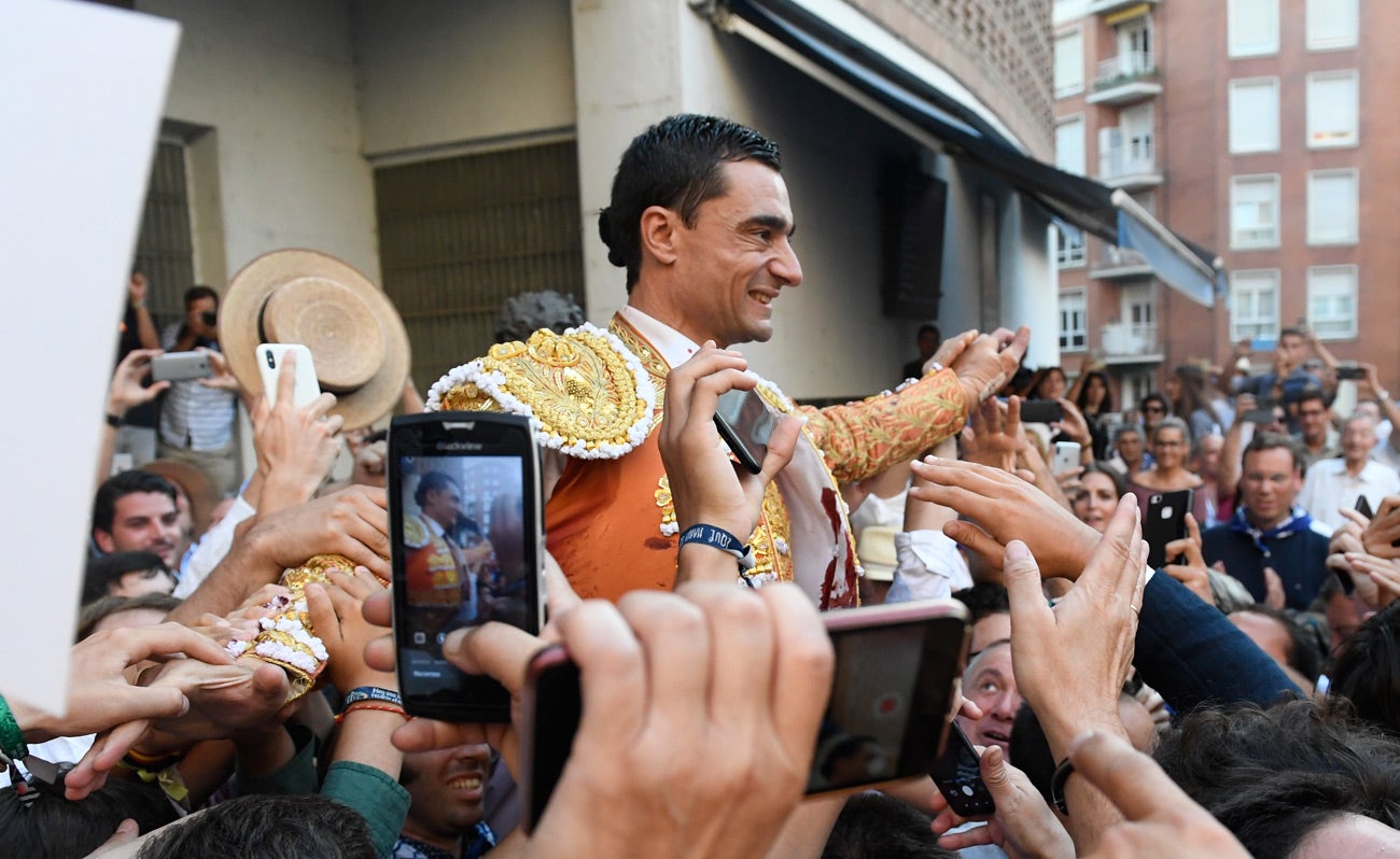 Fotos: Puerta grande de Paco Ureña en Vista Alegre tras cortar cuatro orejas