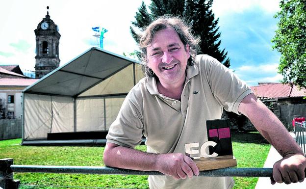 Íñigo Zárate, con el reconocimiento de 'Alavés de julio' en el Jardín de Falerina. 