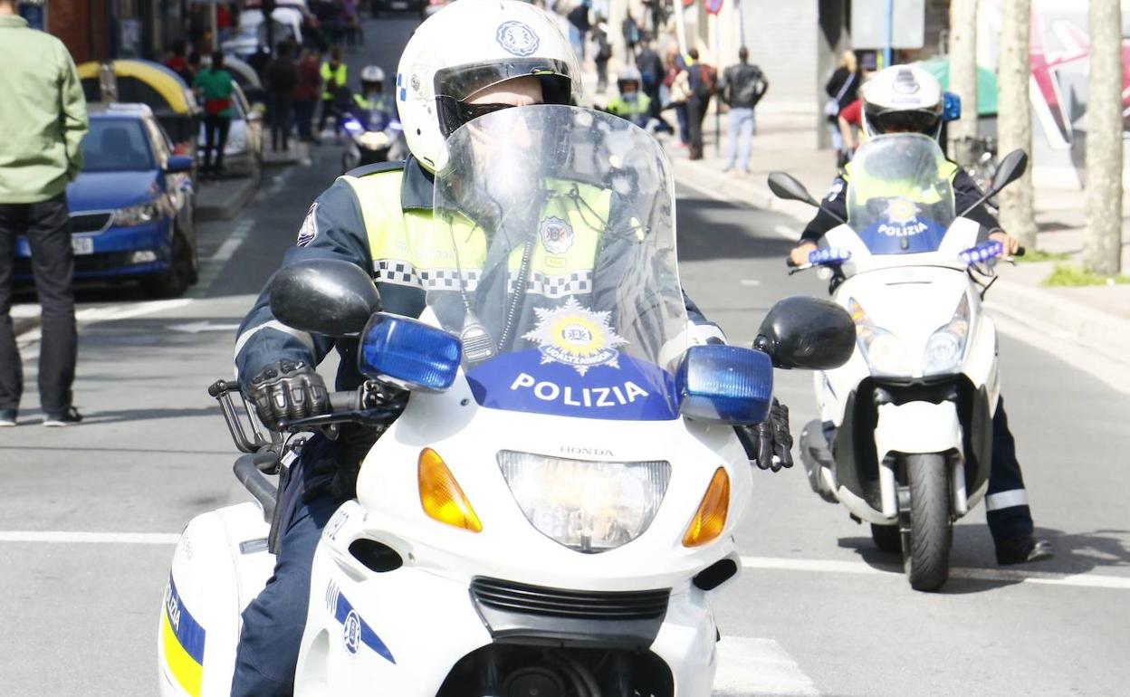 Agentes de la Policía Local patrullan por Vitoria.