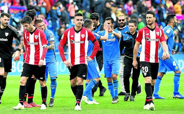 Los jugadores del Athletic abandonan cariacontecidos el Coliséum tras caer por 1-0 la pasada temporada.