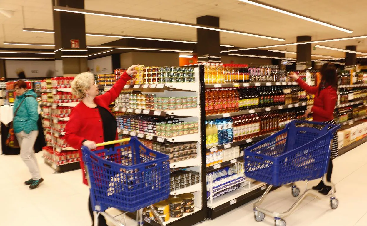 Clientes comprando en el nuevo supermercado de BM en Lakua, Alava